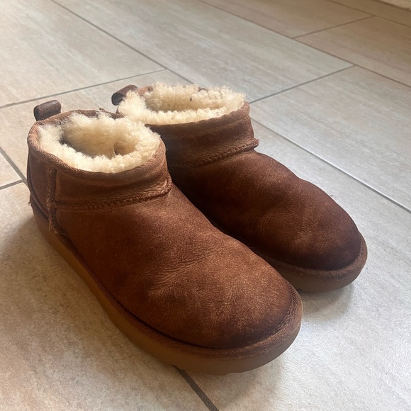 Uggs low rise SIZE 6.5-7 - Picture 1 of 5
